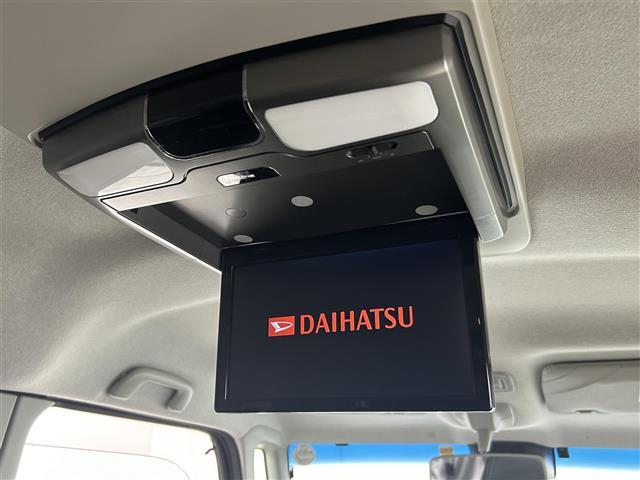 【後席モニター（フリップダウンモニター）】後部座席からも、DVDや映画・ライブ映像など様々な動画が楽しめドライブが退屈しません！※機種によって接続できる映像が異なります。