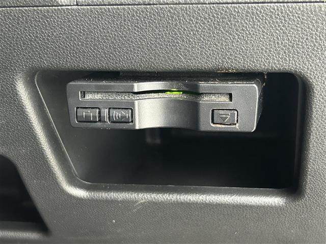 【ETC】有料道路を利用する際に料金所で停止することなく通過できる、ETC車載器（ノンストップ自動料金収受システム機器）が装備されています。セットアップを行うことで利用可能になります。