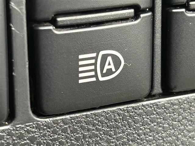 【オートハイビーム（AHB）】フロントウインドウガラス上部に設置された前方カメラにより、前方車両のランプや街路灯などの明るさを判定し、自動的にハイビームとロービームを切り換えてくれます！