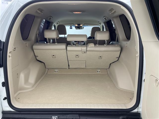 【トランク】積み込みやすくて、たっぷり積める荷室です。シートアレンジできるものは、乗車人数と荷物の量や大きさによってシートを動かすことができるので、より快適なドライブが可能です！