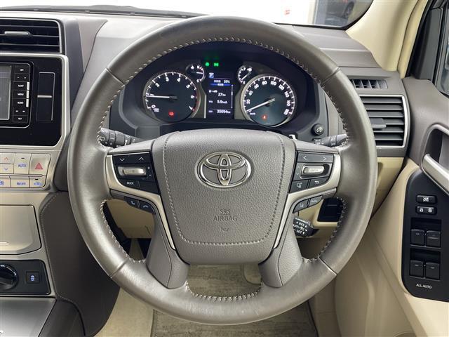 【ステアリング】軽い力で扱いやすいハンドルです。目立つ傷やスレなどなく綺麗な状態です！除菌プランいれていただくとさらに快適に！清潔なお車はお子様にも安心ですね！