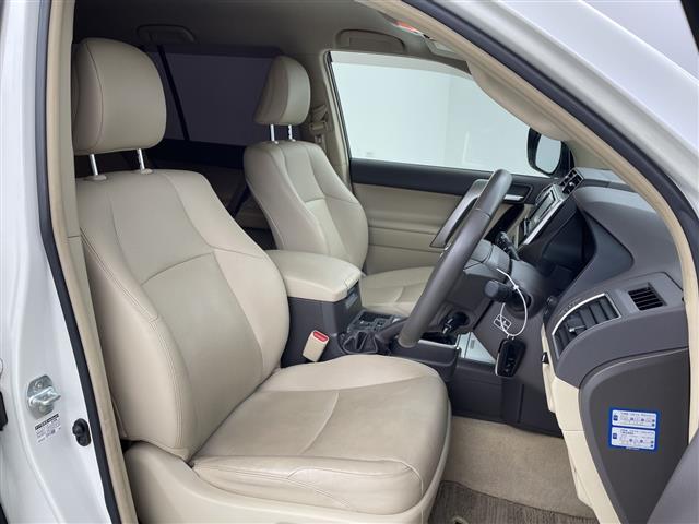 【運転席】座り心地が良いシートなので長時間の運転でも快適にお過ごしいただけます。新品のフロアマットのご注文も可能です。掲載箇所以外にご希望の写真がございましたらお気軽にお問い合わせ下さい。