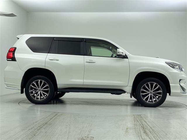 【右】商談ルームには「キッズスペース」を完備しています。DVD、ブロック、絵本、おままごとセット。お子様連れでも、ゆっくりとお車をお選びいただけます！