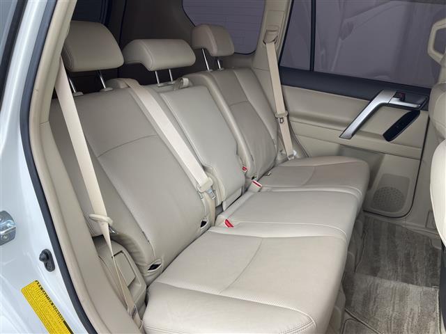 【後部座席】後席もゆったりドライブを楽しめます。ガリバーでご購入いただきましたら、内外装はプロこだわりのクリーニングで清潔なおクルマでご納車させていただきます！店舗での現車確認も承っています！