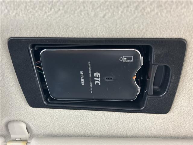 【ETC】有料道路を利用する際に料金所で停止することなく通過できる、ETC車載器（ノンストップ自動料金収受システム機器）が装備されています。セットアップを行うことで利用可能になります。