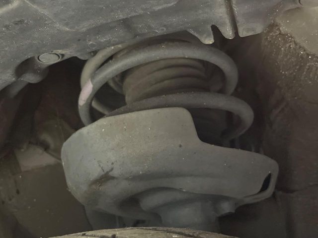 お車を安心してお乗りいただく為には、足回りの定期点検が欠かせません。サービスサポート（有償保証）では無料点検もご提供しており、安心のカーライフをお過ごしいただけるサポート体制が整っています。