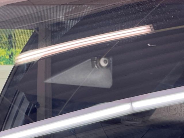 【トヨタセーフティセンス】走行中に前方の車両等を認識し、衝突しそうな時は警報とブレーキで衝突回避と被害軽減をアシスト。より安全にドライブをお楽しみいただけます。