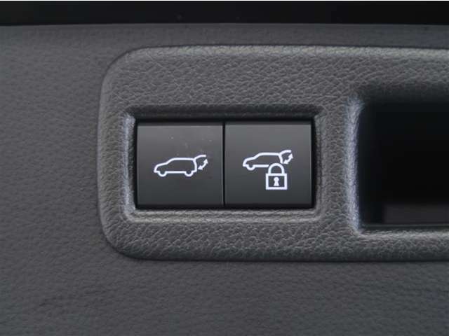 パワーバックドアが装備されています。スマートキーや運転席のスイッチから開閉することもできる便利な装備です。