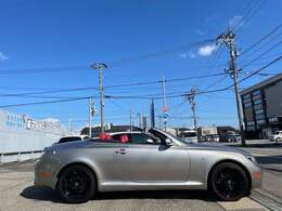 オープン状態　高級クルーザーからインスパイアされた流れるようなデザイン！