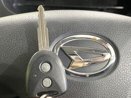 【キーレス】少し離れた場所からでもボタン一つでドアの開錠・施錠ができるのでとっても便利！ドアの鍵穴周りに傷をつけることもありません♪