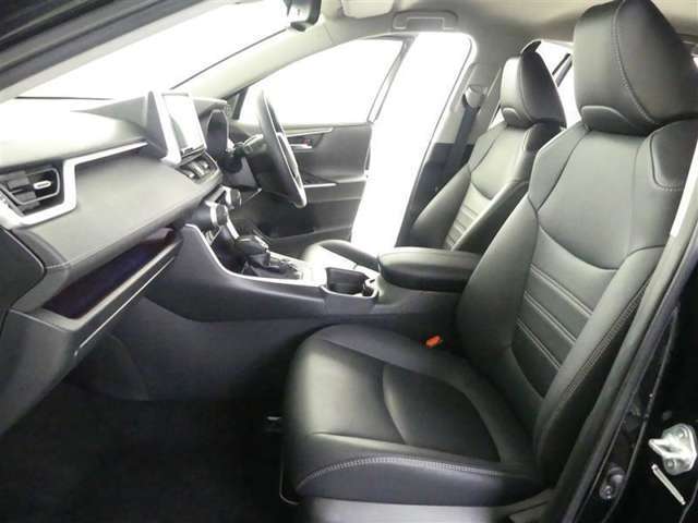 高いホールド性で運転姿勢が安定します。長距離ドライブでも疲れにくいのが魅力です。快適なドライビングライフをお送りください♪