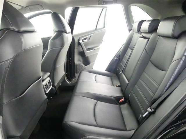 ゆとりある広々とした車内空間は、ドライブを始め買い物やレジャーなど、幅広く活躍します。一人でもみんなとでもお出かけを楽しみましょう！