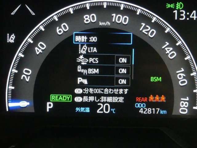 レーンディパーチャーアラートとは車線または走路からの逸脱の可能性を警告すると共に、車線または走路からの逸脱を避けるためのハンドル操作の一部を支援する機能です。詳細は販売店スタッフまでおたずねください。