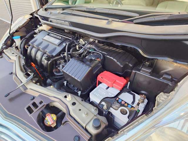 エンジンルームの状態もキレイで機関も良好です！当社では仕入時に90ヵ所以上の点検項目の確認や試乗も実施してます！問題のない車両を店頭にて販売しております！