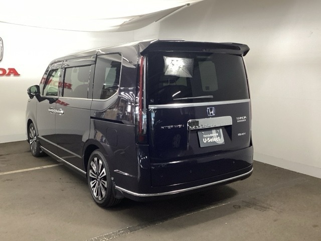 狭い駐車場でも、スライドドアならチャイルドシートへのお子さまの乗降や荷物の積載もスムーズ。