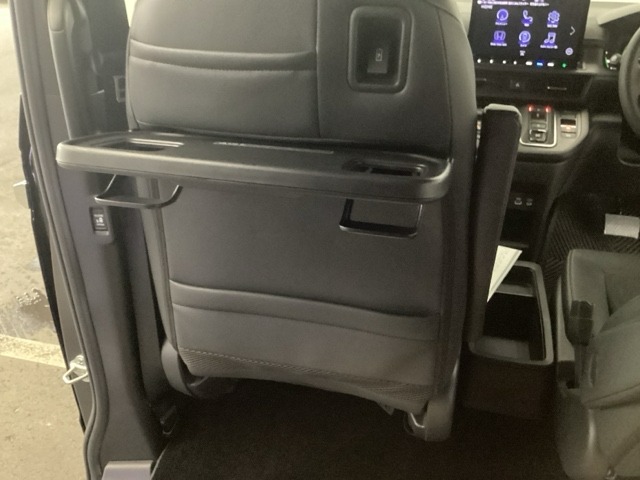 折りたたみ式の【シートバックテーブル】限られた空間を有効活用。車内の家族時間をもっと快適に。