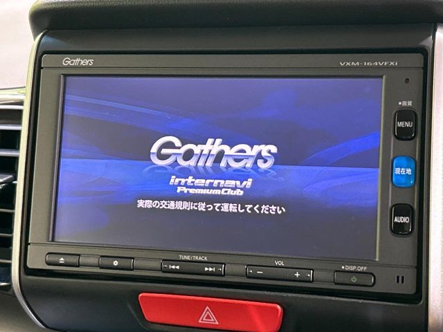 【純正ナビ】人気の純正ナビを装備しております。ナビの使いやすさはもちろん、オーディオ機能も充実！キャンプや旅行はもちろん、通勤や買い物など普段のドライブも楽しくなるはず♪