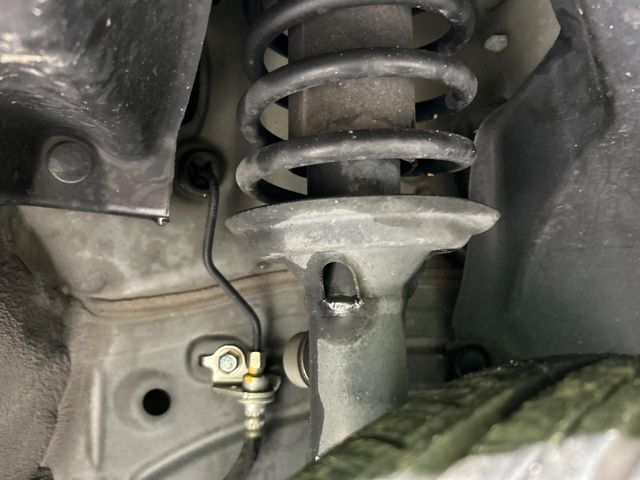 お車を安心してお乗りいただく為には、足回りの定期点検が欠かせません。サービスサポート（有償保証）では無料点検もご提供しており、安心のカーライフをお過ごしいただけるサポート体制が整っています。