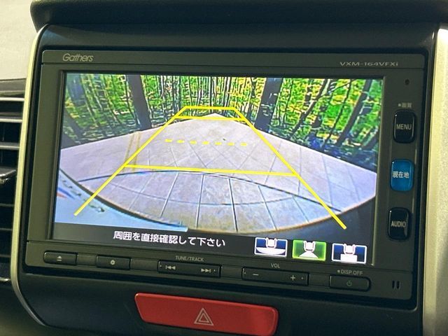 【バックカメラ】駐車時に後方がリアルタイム映像で確認できます。大型商業施設や立体駐車場での駐車時や、夜間のバック時に大活躍！運転スキルに関わらず、今や必須となった装備のひとつです！