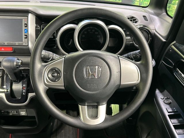 インテリアに合わせたデザインのステアリングは、運転される方のことも考え、運転しやすい形状、大きさです。是非一度、実際に触ってお確かめください。