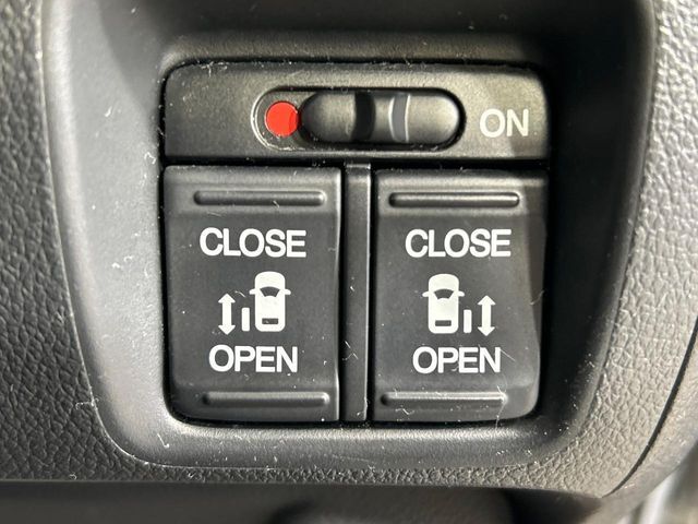【両側パワースライドドア】スマートキーや運転席のスイッチで後席両側スライドドアの開閉が可能♪電動だから力を入れてドアを開ける必要が無く、小さなお子様でも簡単に開け閉めでき快適です♪