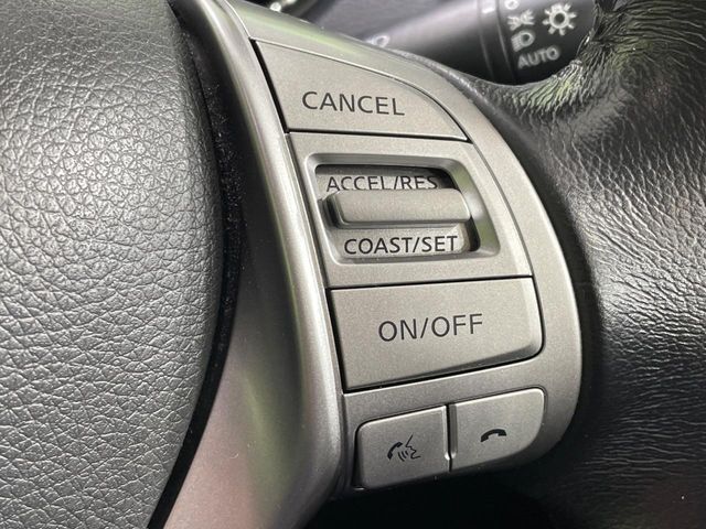 【クルーズコントロール】高速道路もラクラク走行。アクセルを離しても一定速度で走行ができ、長距離運転時の負担を軽減！加速・減速も簡単なスイッチ操作で調整できます。