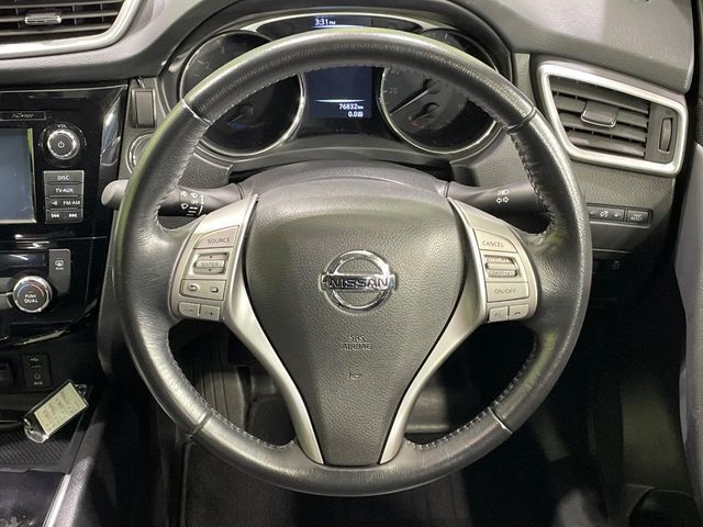 インテリアに合わせたデザインのステアリングは、運転される方のことも考え、運転しやすい形状、大きさです。是非一度、実際に触ってお確かめください。