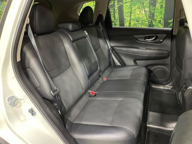 後部座席も気になるようなキズ・汚れやへたり等、大きなダメージはなく、良好な状態です。