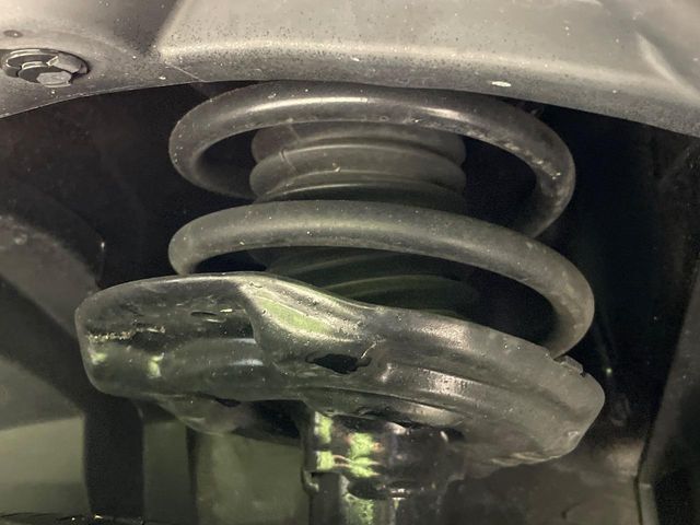 お車を安心してお乗りいただく為には、足回りの定期点検が欠かせません。サービスサポート（有償保証）では無料点検もご提供しており、安心のカーライフをお過ごしいただけるサポート体制が整っています。