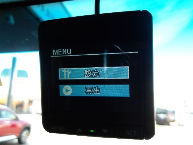 純正の前用のドライブレコーダーが装備されています。