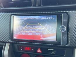 【バックカメラ】駐車時に後方がリアルタイム映像で確認できます。大型商業施設や立体駐車場での駐車時や、夜間のバック時に大活躍！運転スキルに関わらず、今や必須となった装備のひとつです！