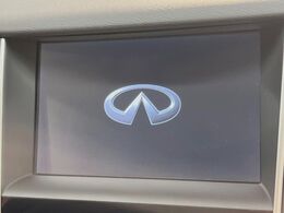 【メーカー純正ナビ】インテリアに溶け込むスタイリッシュな「専用設計」メーカーナビを装備♪視認性や操作性など基本性能にも優れ、より上質なカーライフをお楽しみいただけます。