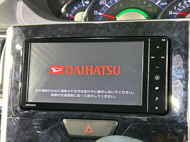 【純正ナビ】人気の純正ナビを装備しております。ナビの使いやすさはもちろん、オーディオ機能も充実！キャンプや旅行はもちろん、通勤や買い物など普段のドライブも楽しくなるはず♪