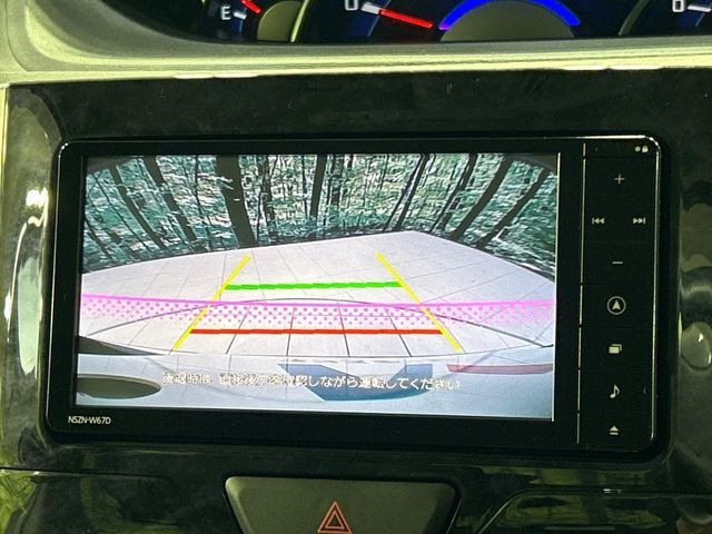 【バックカメラ】駐車時に後方がリアルタイム映像で確認できます。大型商業施設や立体駐車場での駐車時や、夜間のバック時に大活躍！運転スキルに関わらず、今や必須となった装備のひとつです！