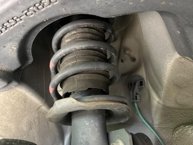 お車を安心してお乗りいただく為には、足回りの定期点検が欠かせません。サービスサポート（有償保証）では無料点検もご提供しており、安心のカーライフをお過ごしいただけるサポート体制が整っています。