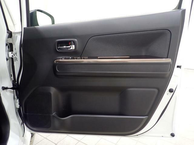 運転席ドア内張のデザインです。下側にはドアポケット：ドリンクホルダーがございます。