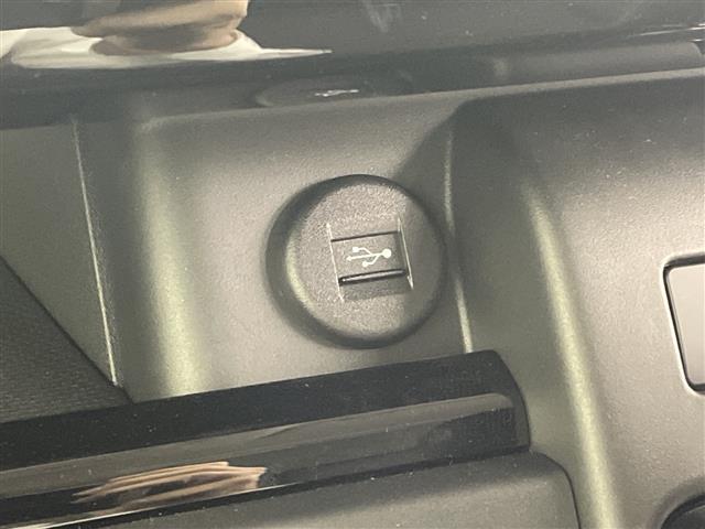 【USB端子】USB接続もついていますので携帯などの電子機器の充電にも使えて便利です♪