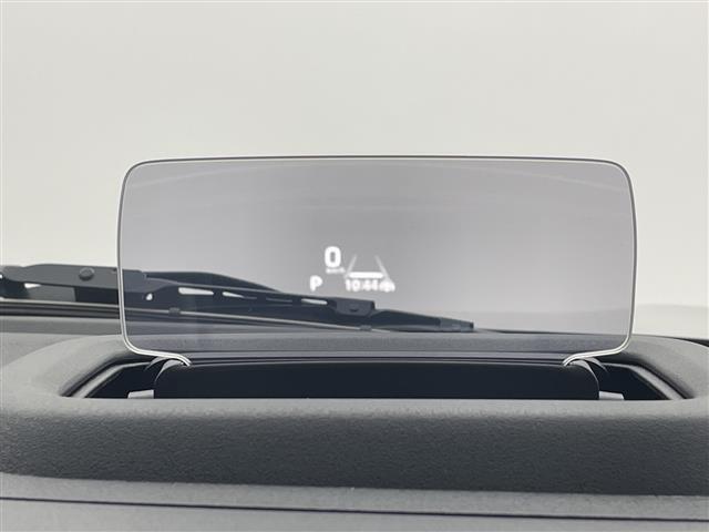 【ヘッドアップディスプレイ（HUD）】フロントウインドウガラスに走行情報を投影します。運転中の目線と重なるように表示されるので、少ない視線移動で速度が確認できるので、 ドライビングに集中できます！