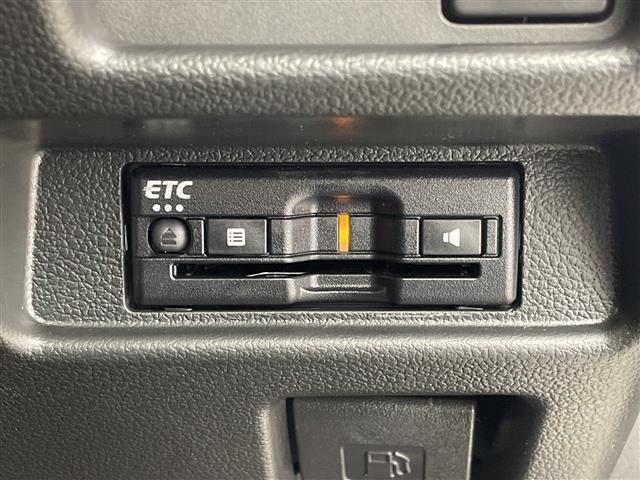 【ETC】有料道路を利用する際に料金所で停止することなく通過できる、ETC車載器（ノンストップ自動料金収受システム機器）が装備されています。セットアップを行うことで利用可能になります。
