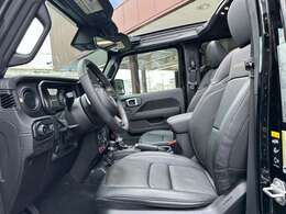 スカイワンタッチパワートップでルーフを全開にすると前席より空気が全身にあたり爽快な走行が可能となっております。