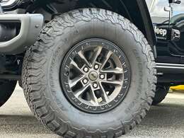 純正17インチホイールが装備されております。ホイールにはビードロックが付いております。このままでもオフロード走行が可能です。