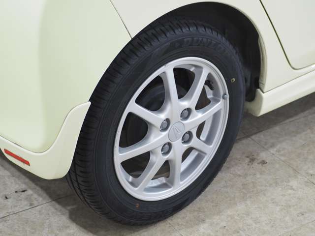 タイヤのホイールの細かいところまでキレイいにしてからお渡しします！