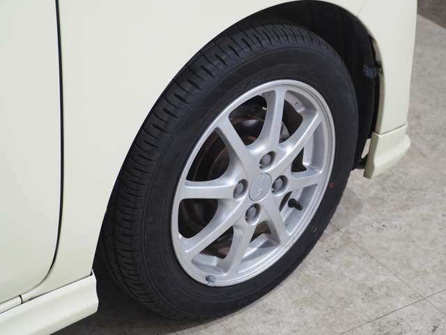 タイヤのホイールの細かいところまでキレイいにしてからお渡しします！
