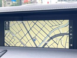 【メーカー純正ナビ】インテリアに溶け込むスタイリッシュな「専用設計」メーカーナビを装備♪視認性や操作性など基本性能にも優れ、より上質なカーライフをお楽しみいただけます。