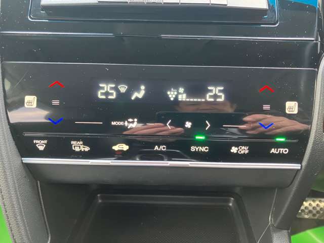 運転席助手席シートヒーター 左右独立温度調整コントロール付オートエアコン