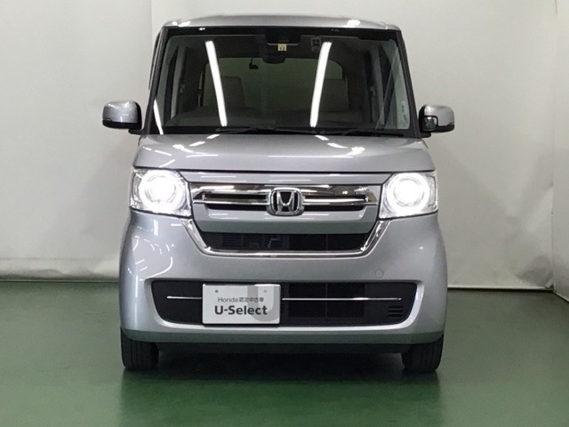 LEDヘッドライトを装備しています。LEDヘッドライトはとても明るく、雨の日や夜間走行も安全・安心です。オートライトコントロール付きで周囲の明るさに応じて自動で点灯・消灯します