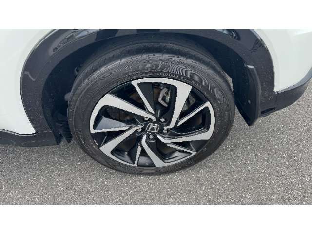 アルミホイール付！鉄ホイールと違って軽いので燃費にも影響してきます。ガソリンの高騰に少しは貢献します！あと単純に足元がきまります。