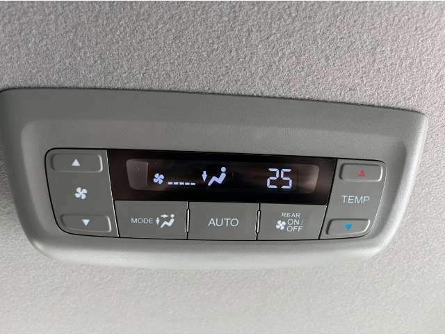 【後席用エアコン】運転席・助手席・後席の3つのゾーンそれぞれで温度設定ができます！