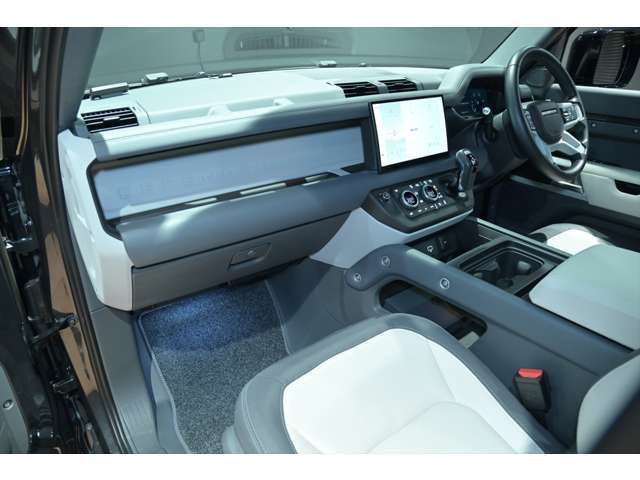 ルームクリーニング済みの車内はとっても綺麗☆さらに納車前クリーニングを施工しますのでさらにキレイになります！！インテリアの仕様変更なども承っておりますので、お気軽にご相談ください！！