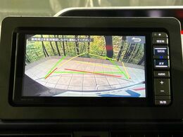 【バックカメラ】駐車時に後方がリアルタイム映像で確認できます。大型商業施設や立体駐車場での駐車時や、夜間のバック時に大活躍！運転スキルに関わらず、今や必須となった装備のひとつです！